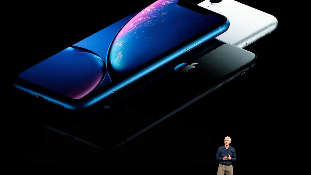 La multinacional Apple presentó el miercoles sus nuevos modelos de teléfono inteligente, los iPhone XS y XS Max, con una pantalla cubierta por un nuevo tipo de cristal, protección especial ante líquidos, y disponibles en dorado, plateado y gris.