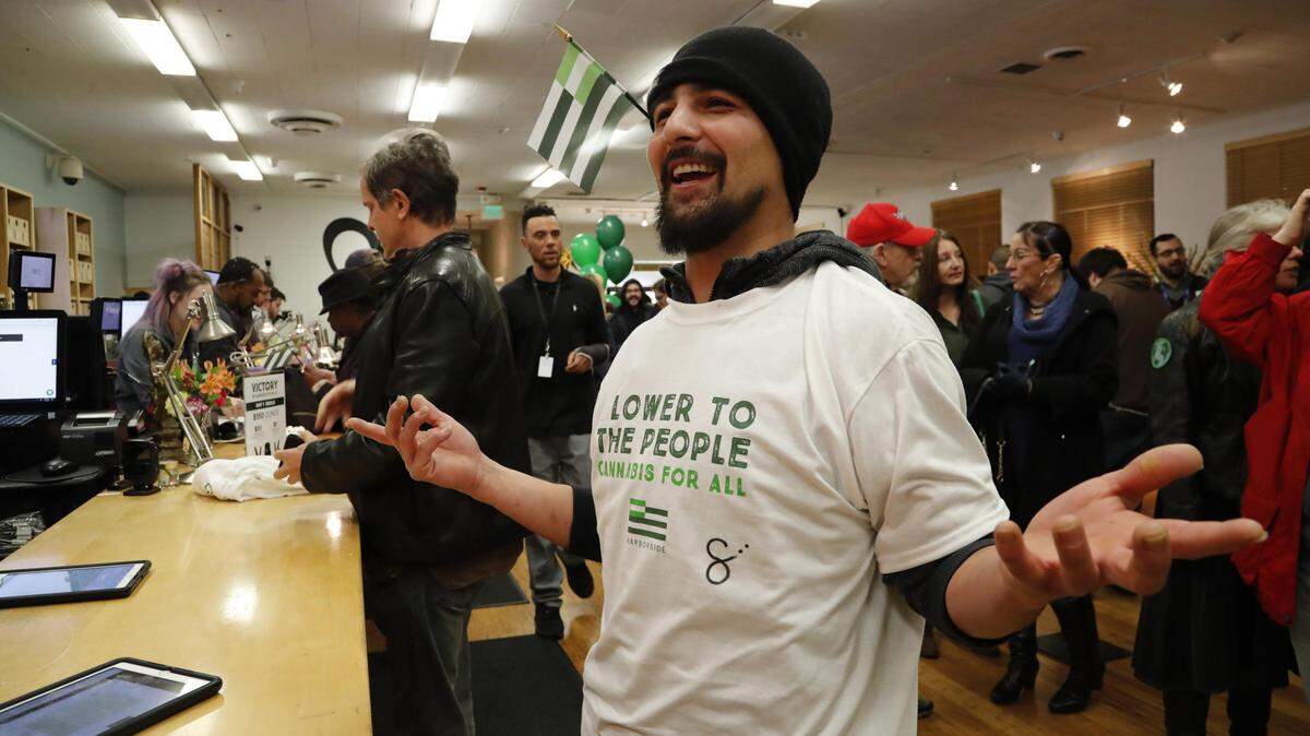 Un comprador en el dispensario de cannabis Harborside en Oakland, California, el lunes 1 de diciembre de 2018. 
