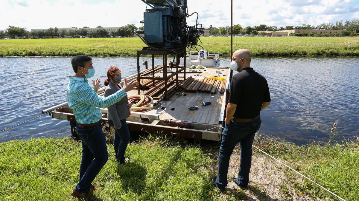 El director de Obras Públicas de la ciudad de Miami Lakes, Carlos Acosta (izq.), habla con el alcalde de la ciudad, Manny Cid (der.), y la planificadora municipal Susana Alonso, sobre los próximos pasos en los proyectos de mejora de la infraestructura, incluida la construcción de un nuevo puente que conecta la 59 Avenida con la 151 Calle en la ciudad de Miami Lakes, el viernes 9 de octubre.