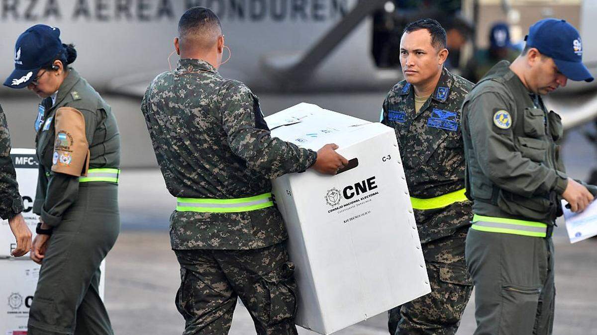 Members of the Honduran Air Force (FAH) prepare to transport electoral material to Mosquitia, Gracias a Dios department, in Tegucigalpa on November 24, 2025. Honduras will hold presidential elections on November 30, 2025. (Photo by Orlando SIERRA / AFP via Getty Images)