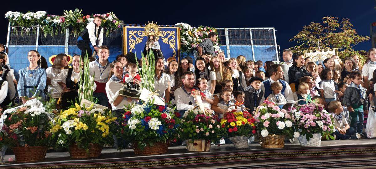 Ofrenda a la Virgen en la plaza de la Constitución.