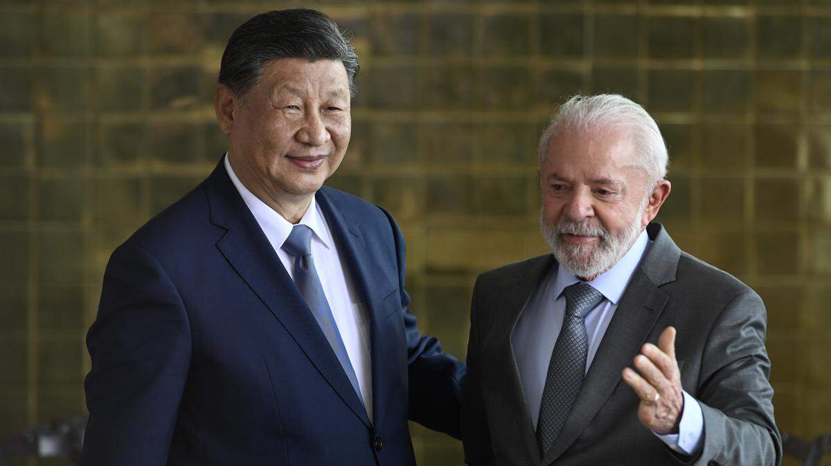 El presidente brasileño Luiz Inácio Lula da Silva (der.) recibe a su homólogo chino Xi Jinping, en Brasilia, el miércoles 20 de noviembre de 2024.