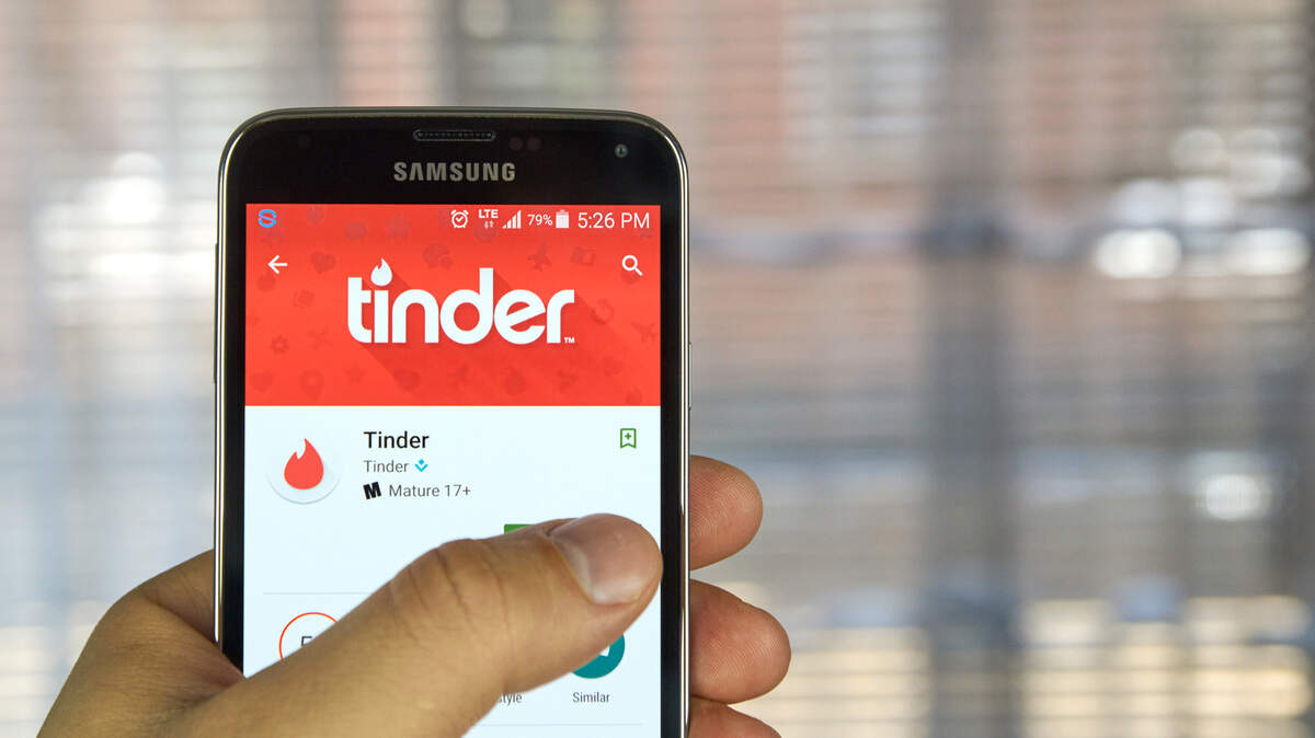 Tinder en un celular.