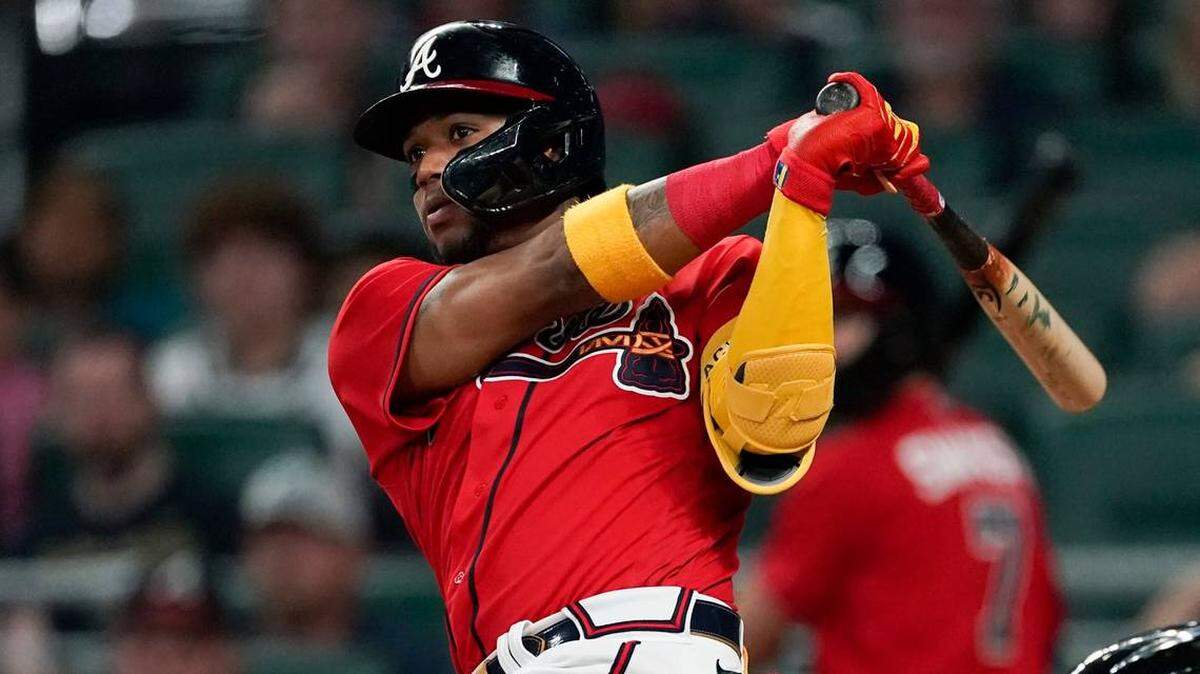 El bateador emergente de los Bravos de Atlanta, Ronald Acuña Jr., impulsa la carrera del empate con un doble en la séptima entrada de un partido de béisbol contra los Marlins de Miami, el viernes 27 de mayo de 2022, en Atlanta.