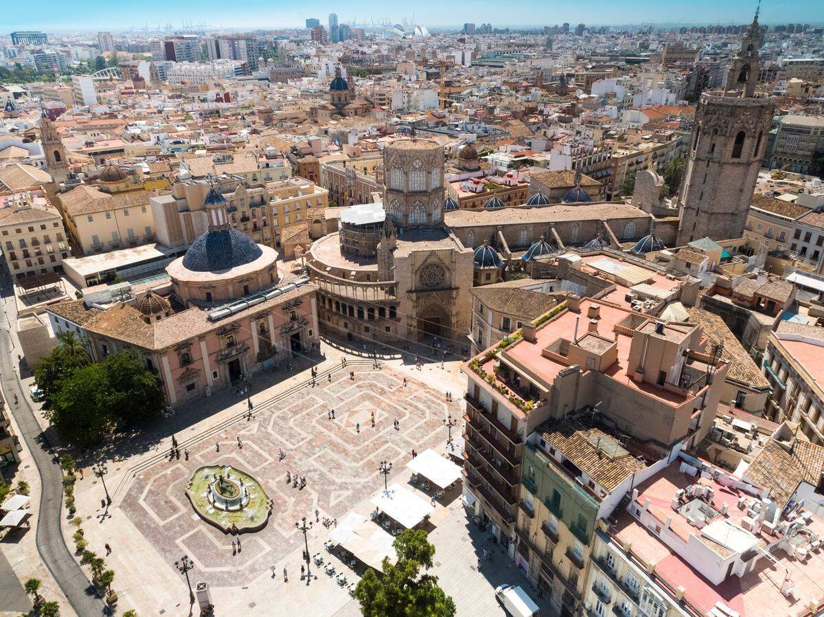Valencia cuenta con uno de los cascos antiguos e históricos más grandes y mejor conservados de Europa. Sus callejuelas y edificios es una mezcla de civilizaciones y culturas como la árabe, la judía, y la cristiana.