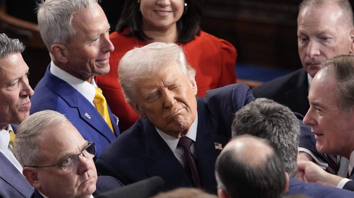 El presidente Donald Trump saluda a los legisladores tras dar su discurso ante ambas cámaras del Congreso, el martes 4 de marzo de 2025, en el Capitolio de Estados Unidos, Washington, D.C.