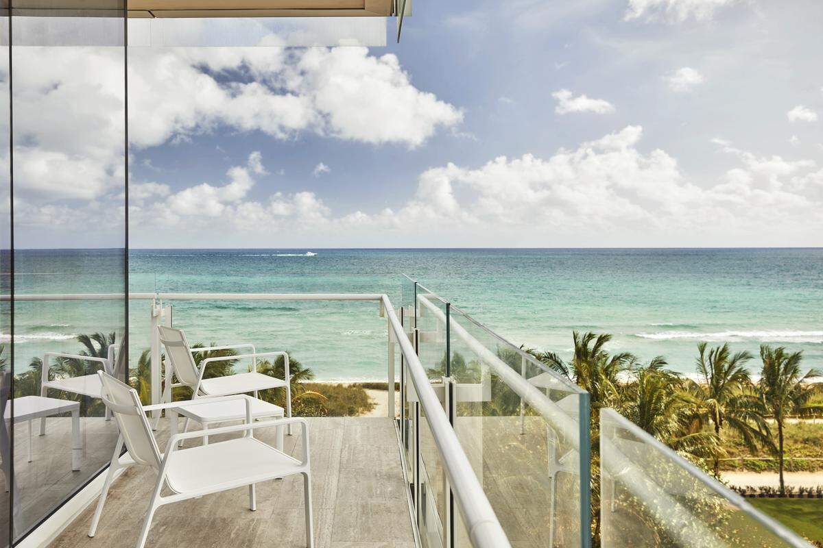 Lo mejor de estas torres de lujo son las vistas a la playa de Miami Beach.