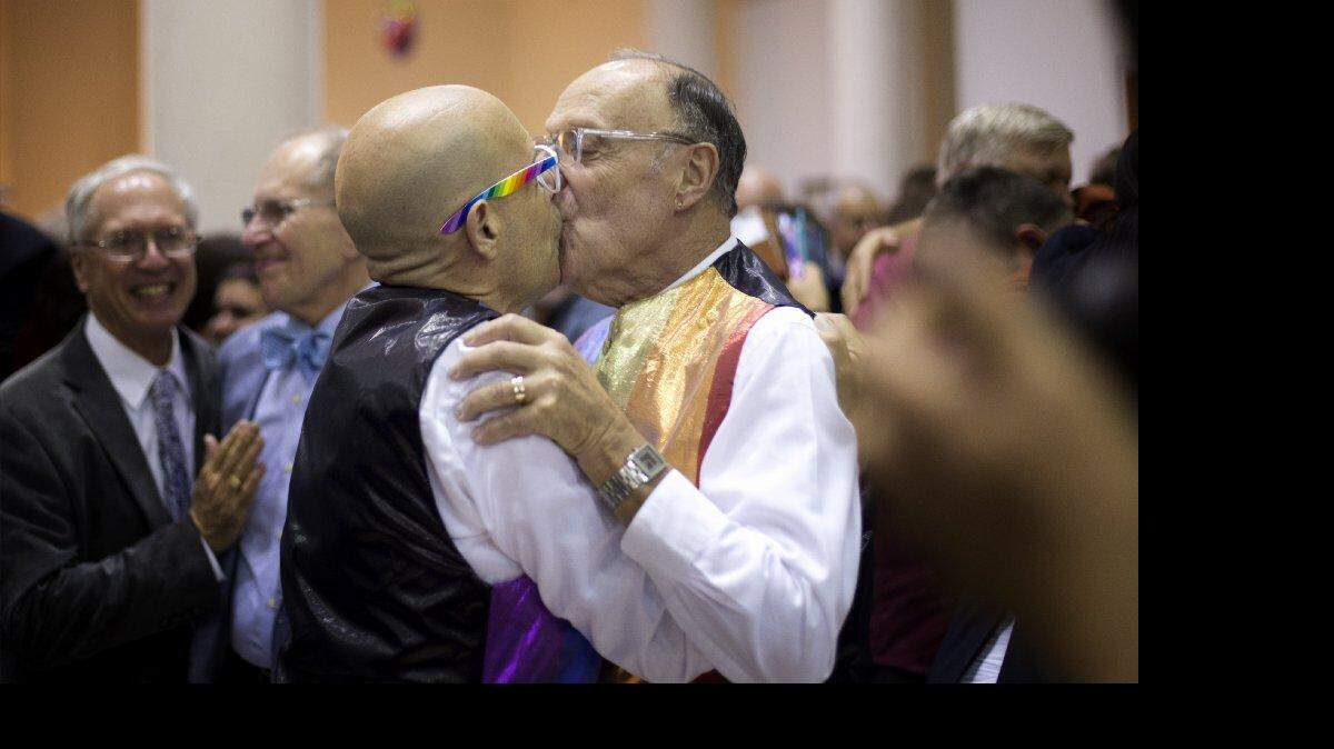 John y Shel Goldstein se besan después de celebrar su boda el martes, 06 de enero 2015, en Delray Beach, Florida. La prohibición de la Florida sobre el matrimonio entre personas del mismo sexo terminó en todo el estado en el filo de la medianoche el lunes, 05 de enero, y los secretarios judiciales en algunos condados de Florida no perdieron tiempo en emitir licencias de matrimonio durante la noche para parejas del mismo sexo.