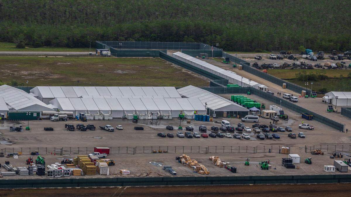 Vista aérea de las estructuras, incluyendo carpas gigantescas, construidas en el recientemente inaugurado centro de detención de migrantes, “Alligator Alcatraz”, ubicado en el sitio del Aeropuerto de Entrenamiento y Transición Dade-Collier en Ochopee, Florida, el viernes 4 de julio de 2025.