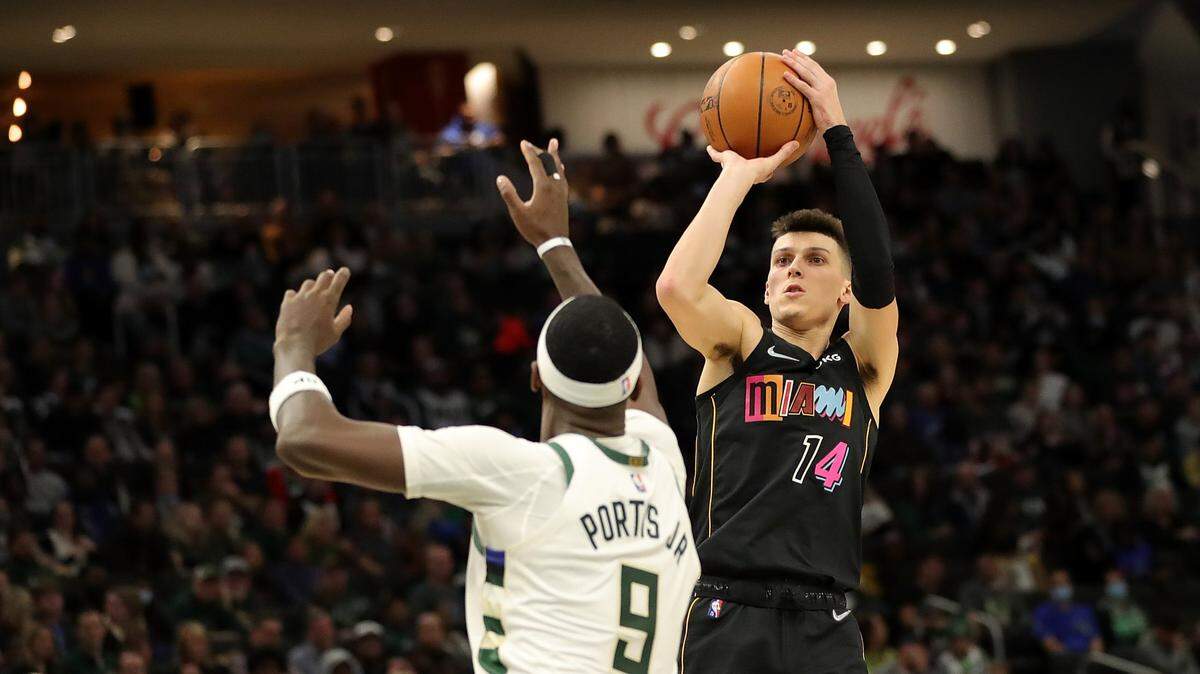 El escolta del Heat Tyler Herro tira al aro ante la marca de Bobby Portis, de los Bucks, en el partido celebrado el 5 de diciembre de 2021 en Milwaukee.