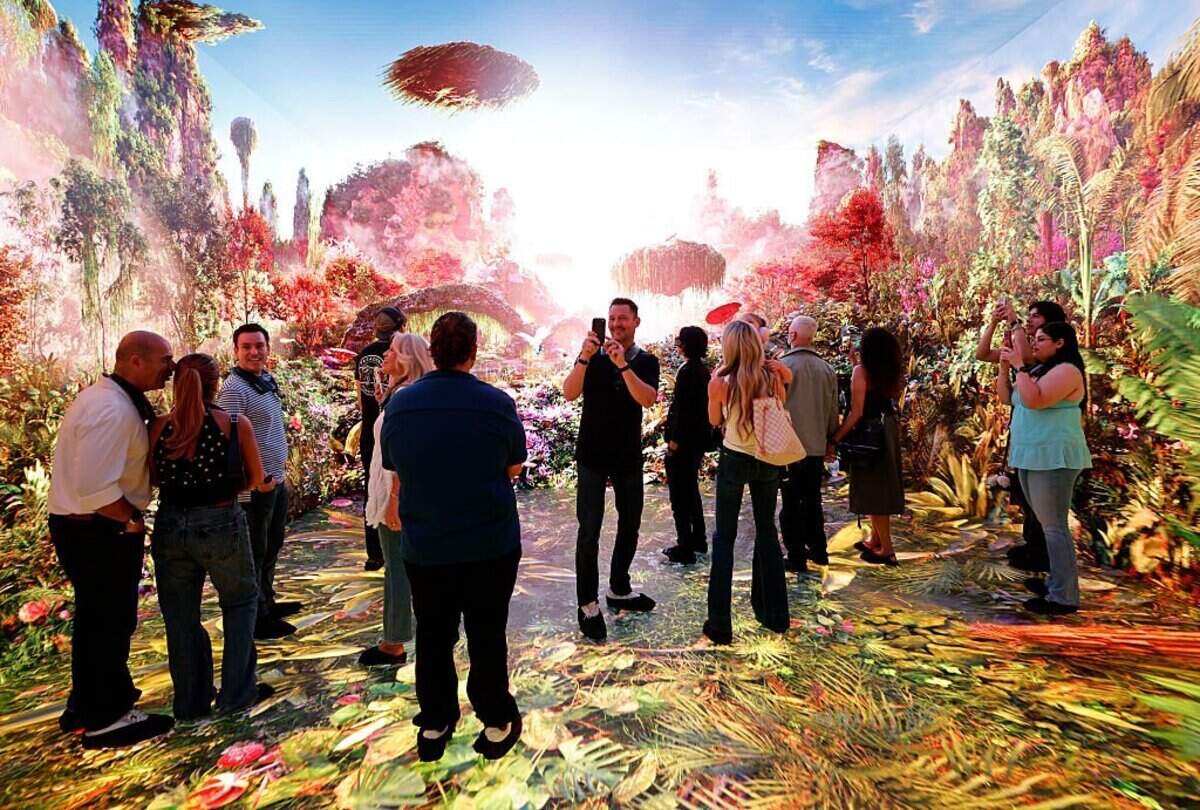 Los visitantes experimentan Dataland, el “primer Museo de Artes de IA del mundo”, el día de su inauguración el 20 de junio de 2026 en Los Ángeles, California.
