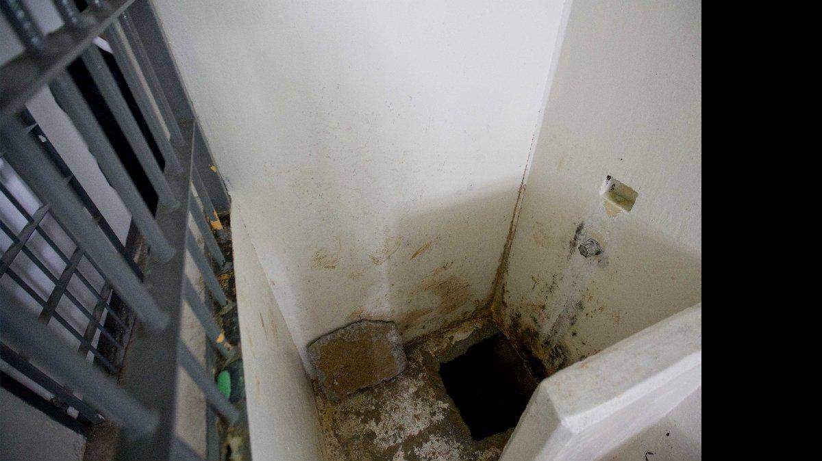 Un hueco en la ducha fue usado por Joaquín "El Chapo" Guzmán para huir de la prisión, según las autoridades mexicanas, el 15 de julio de 2015, en Almoloya, al oeste de la Ciudad de México. 