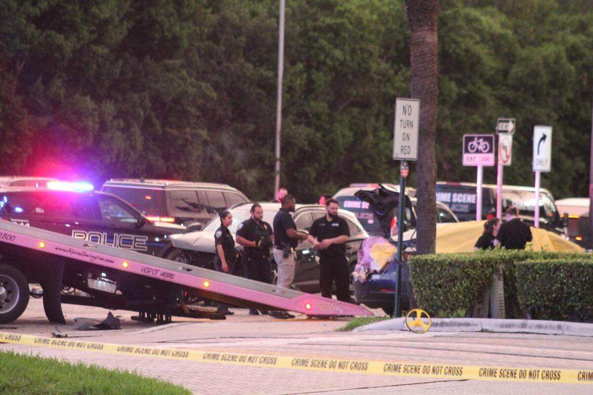Investigadores de la policía acudieron al lugar de un accidente entre un Tesla y un todoterreno en North Miami Beach el miércoles 1ro. de octubre de 2025. Una persona murió y otra fue hospitalizada.