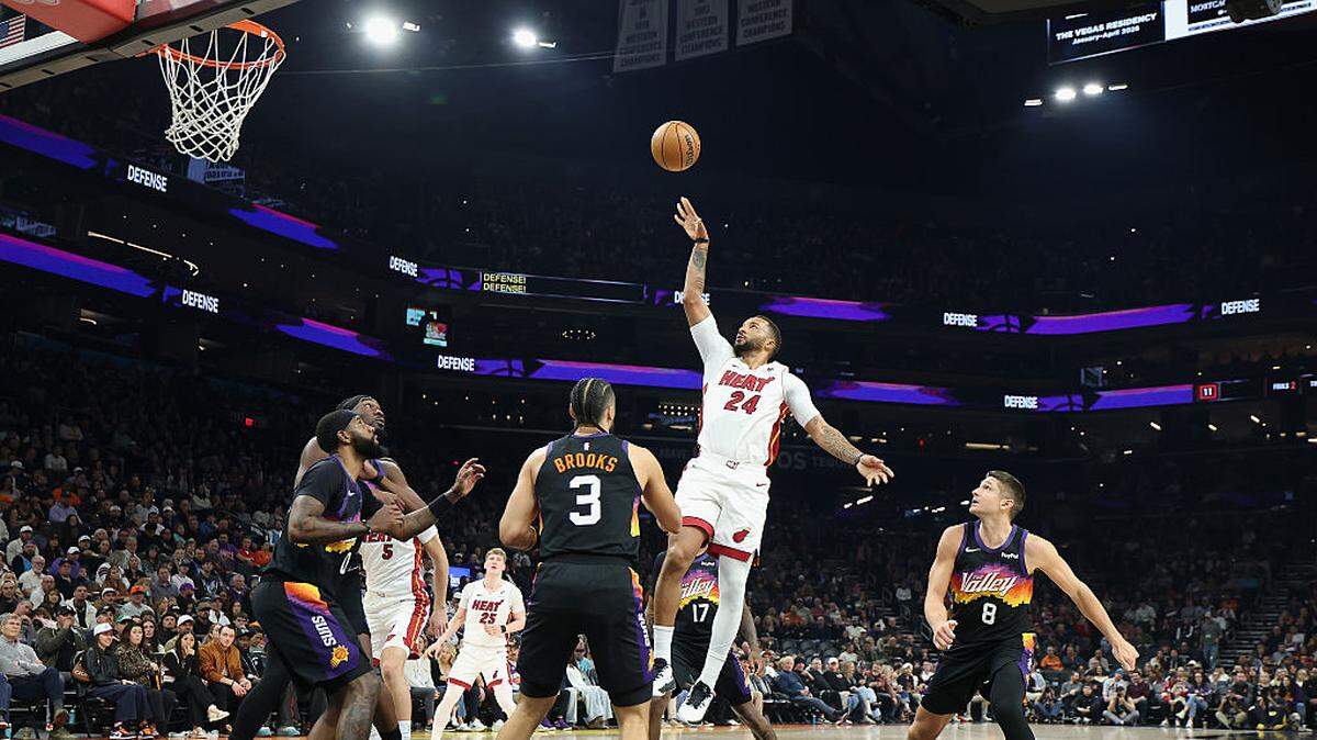 El jugador del Heat Norman Powell tira al aro ante la defensa de los Suns, en el partido celebrado el 25 de enero de 2026 en Phoenix. 