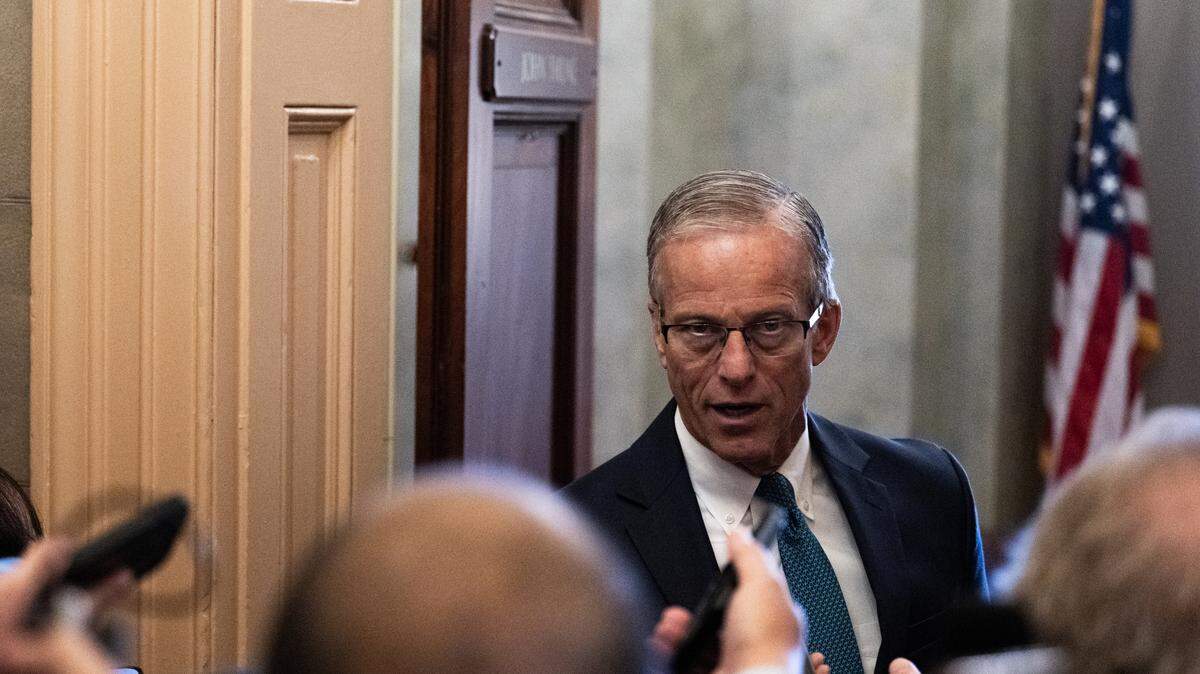 El líder de la mayoría en el Senado, John Thune, republicano por Dakota del Sur, habla con la prensa sobre el “Gran y Hermoso Proyecto de Ley” en el Capitolio de Estados Unidos, en Washington, D.C., el viernes 27 de junio de 2025. 