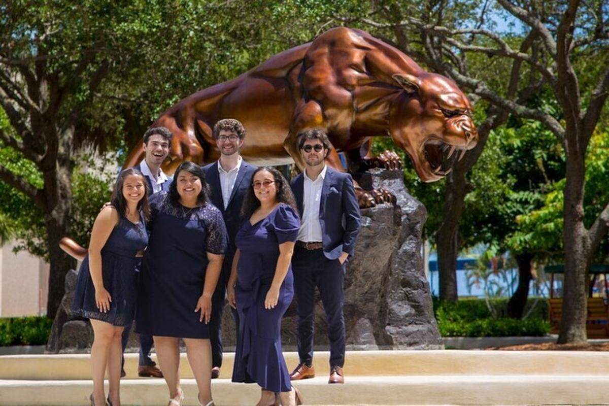 Conjunto vocal de jazz de FIU en Centro de artes escénicas Wertheim.