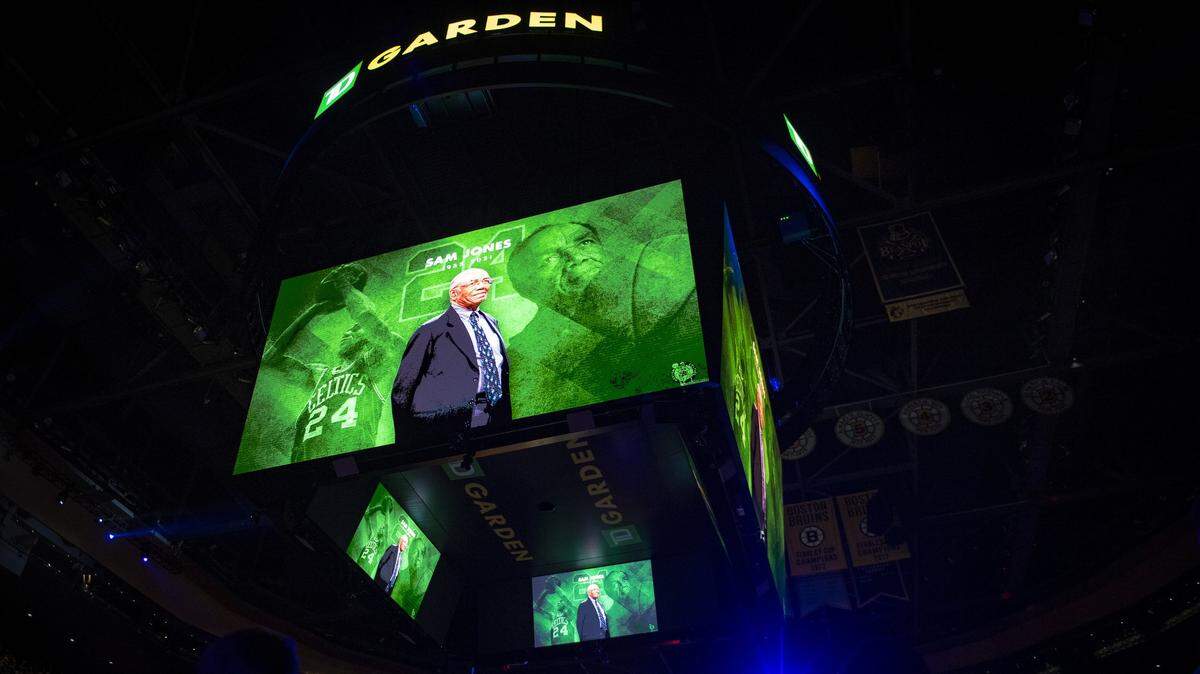 Un minuto de silencio en memoria de Sam Jones se guardó en el partido entre los Celtics y los Suns de Phoenix, el 31 de diciembre en Boston.