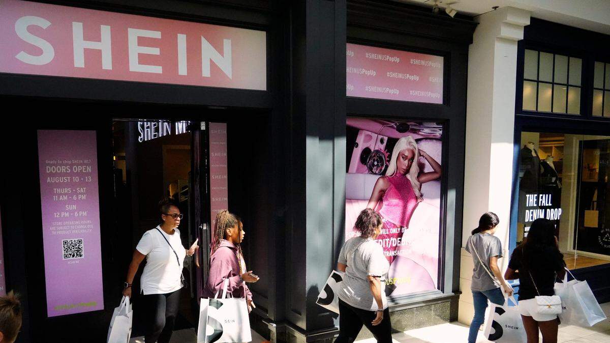 Compradores salen de una tienda temporal de Shein en el centro comercial Kenwood Mall, en Cincinnati, el viernes 11 de agosto de 2023.