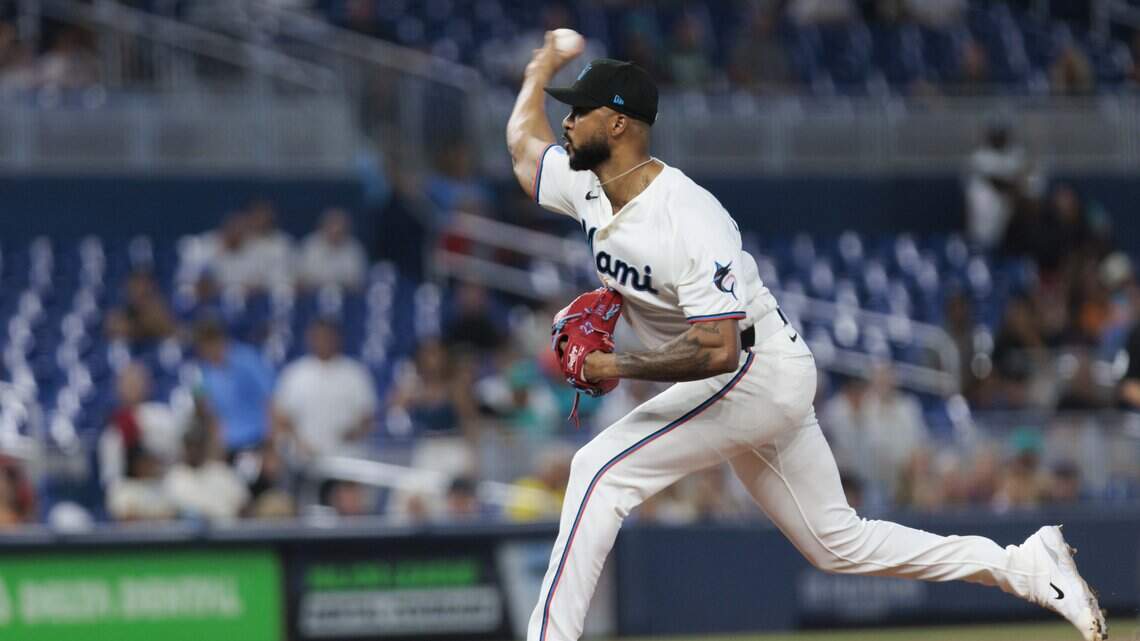 Los Marlins arruinan una joya de Alcántara y Chapman asegura el triunfo de los Medias Rojas