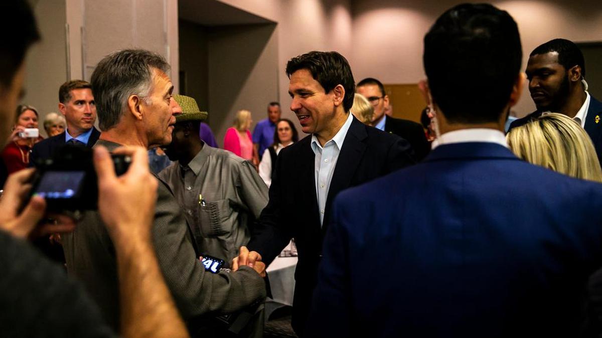 El gobernador de Florida, Ron DeSantis, saluda a los invitados después de una recepción del Partido Republicano de Iowa, el sábado 13 de mayo de 2023, en The Hotel at Kirkwood Center en Cedar Rapids, Iowa.
