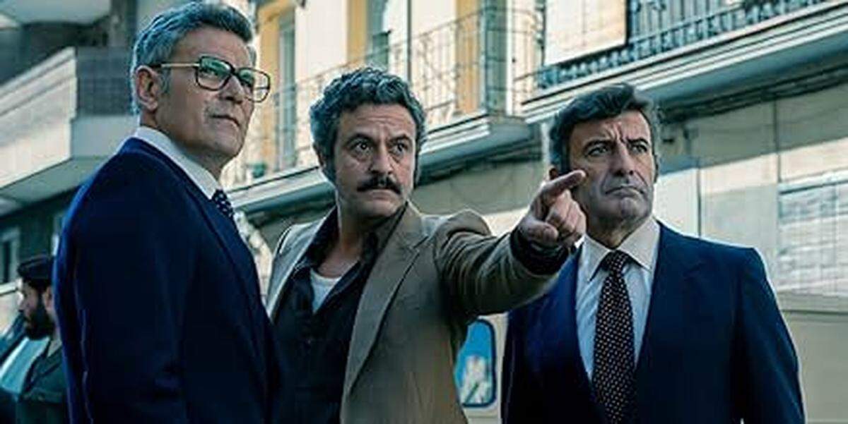En Netflix la serie española ‘Asalto al Banco Central’ (2024), basada en una historia real, este trabajo retrata el robo al Banco Central de Barcelona el 23 de mayo de 1981.