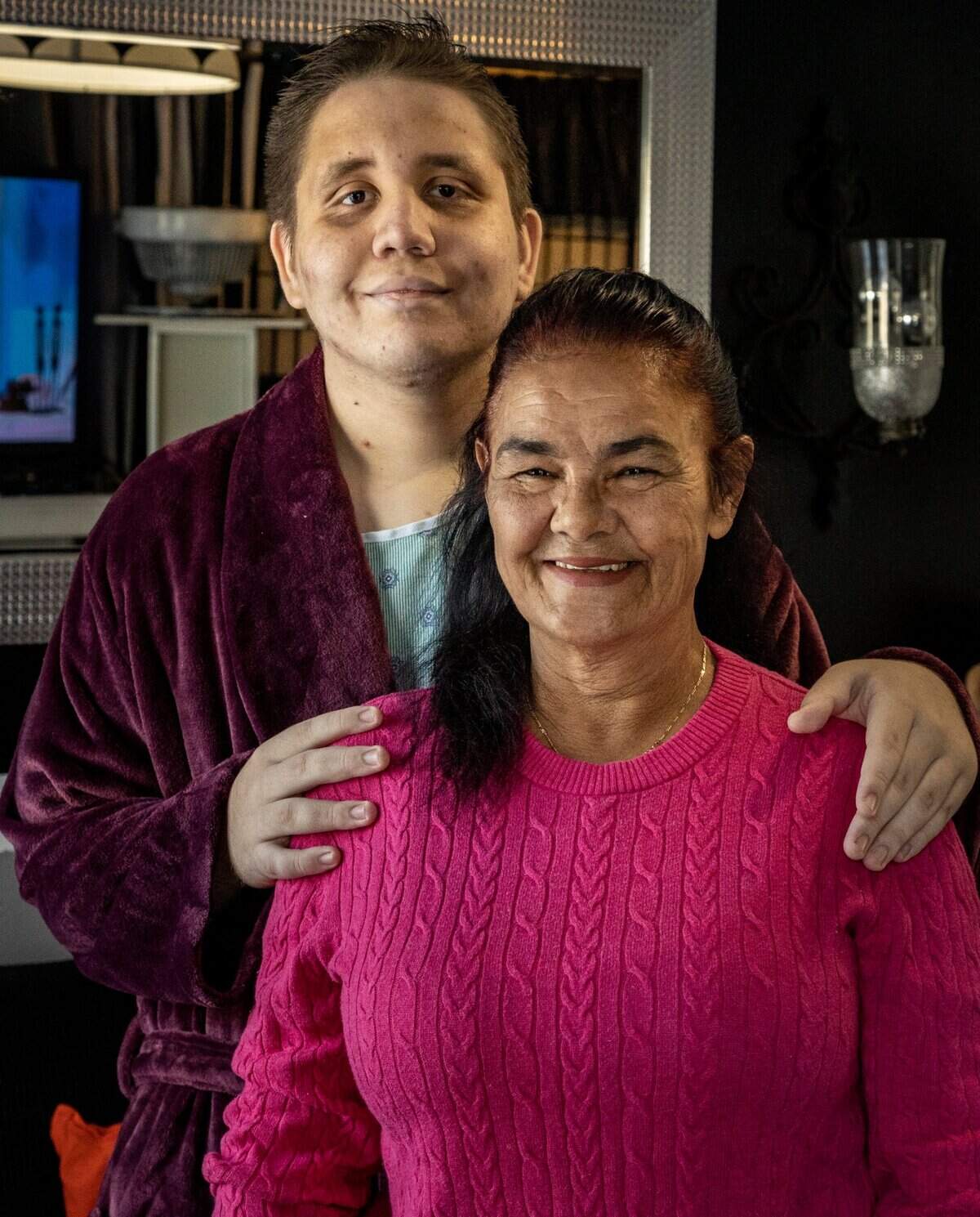 Bryan Fernández junto a su abuela, Estrella Guillén, quien cuida de él luego de la cirugía realizada en el Mount Sinai Medical Center.