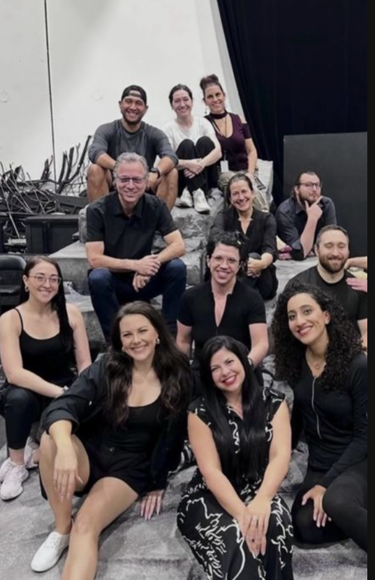 De izquierda a derecha, fila superior: Ricardo García, Mary Burke Barber, Renee Rimland. Segunda fila: Jeffrey Buckman, Christine Brandes, Alexander Kolyszko. Tercera fila: Sara Kennedy, Rachel Dane, David Margulis, Alex DeSocio. Cuarta fila: Avery Boettcher, Laura León, Monique Galvão, Shannon Veguilla.
