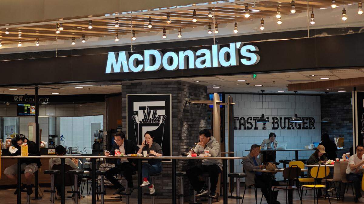 Varias personas comen en un restaurante McDonald’s en un centro comercial en Shanghai, China, el 9 de octubre de 2024.