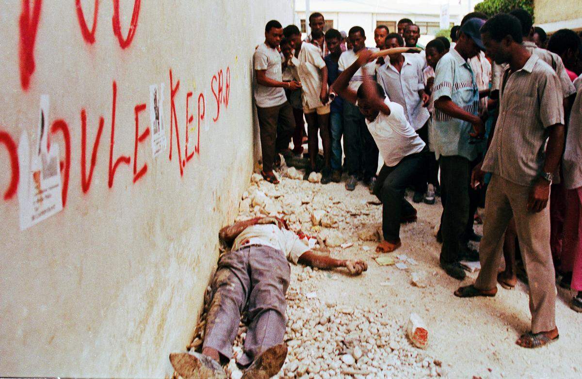Votantes masacrados en los centros de votación, elecciones canceladas y militares en control del gobierno. Haití, 28 de noviembre de 1987.