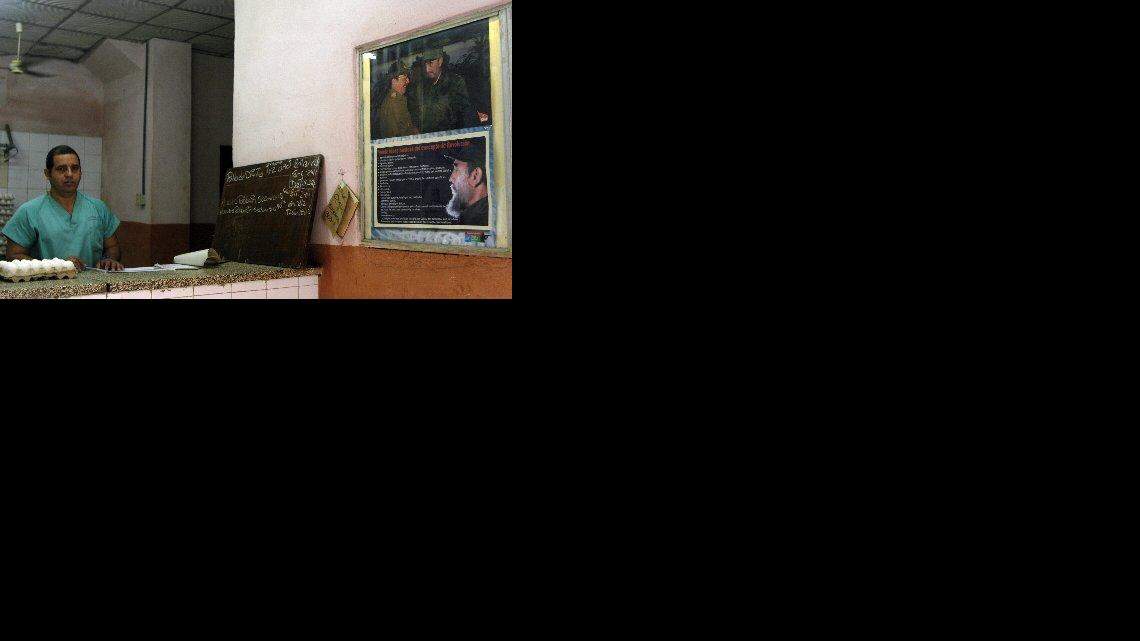 Un trabajador vende huevos en La Habana (Cuba) en enero de 2008. EFE/Stringer 