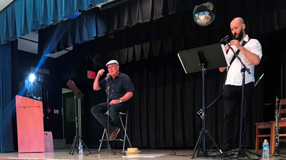 Antonio Orlando Rodríguez y el músico Pepo Herrera durante una función de ‘El circo de las palabras’ en una escuela de Miami.