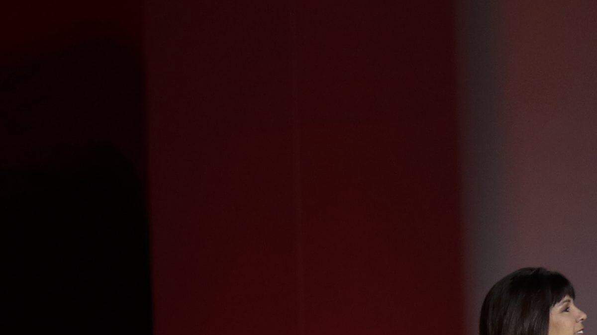 El presidente de Estados Unidos, Donald J. Trump, y su esposa, la primera dama Melania Trump (2-R), bailan junto al vicepresidente Michael Pence y su esposa Karen Pence en el baile inaugural el 20 de enero de 2017.