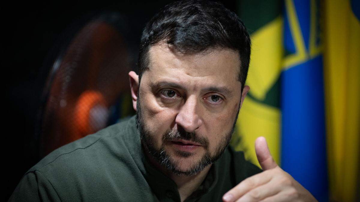 El presidente de Ucrania, Volodimir Zelenski, conversa con soldados durante su visita al frente de guerra en la región de Kharkiv, el 4 de agosto de 2025.