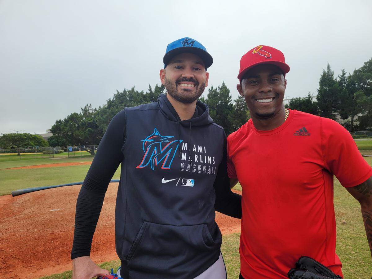 RAISEL IGLESIAS (der.) entrena junto a Pablo López en los terrenos del Miami-Dade College.