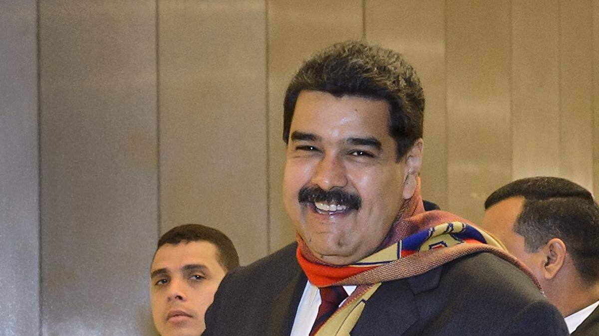 El presidente de Venezuela Nicolás Maduro, junto a su esposa Cilia Flores, deja las oficinas de las Naciones Unidas en Ginebra, después de dirigirse al Consejo de Derechos Humanos de la ONU  el 12 de noviembre de 2015.