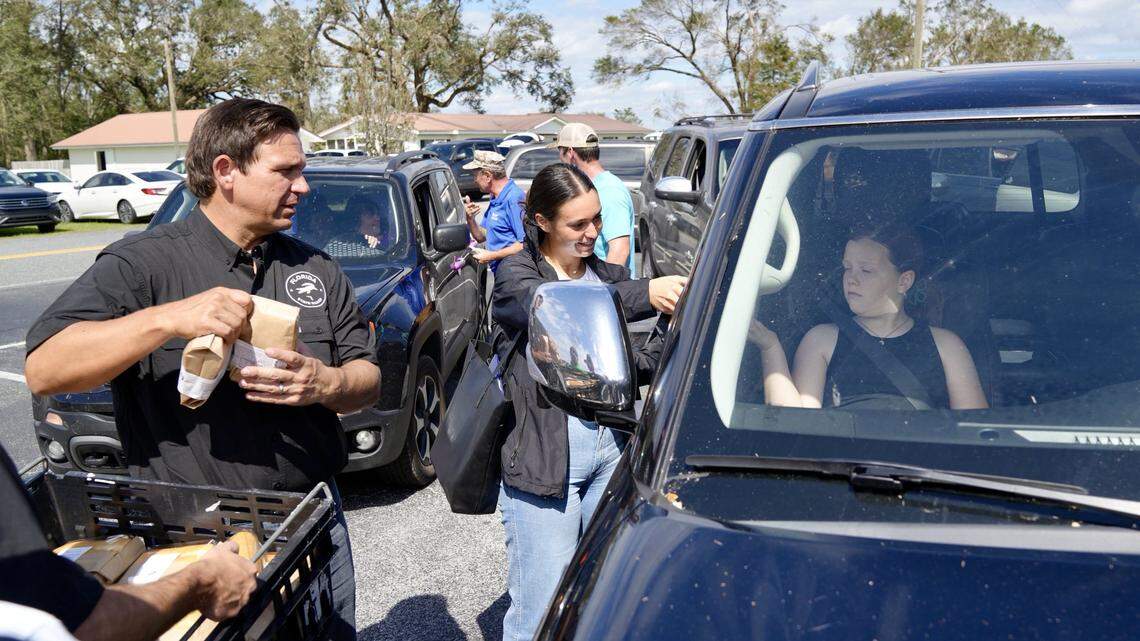 El gobernador de Florida, Ron DeSantis, distribuye alimentos el 2 de octubre a personas afectadas por el huracán Helene.