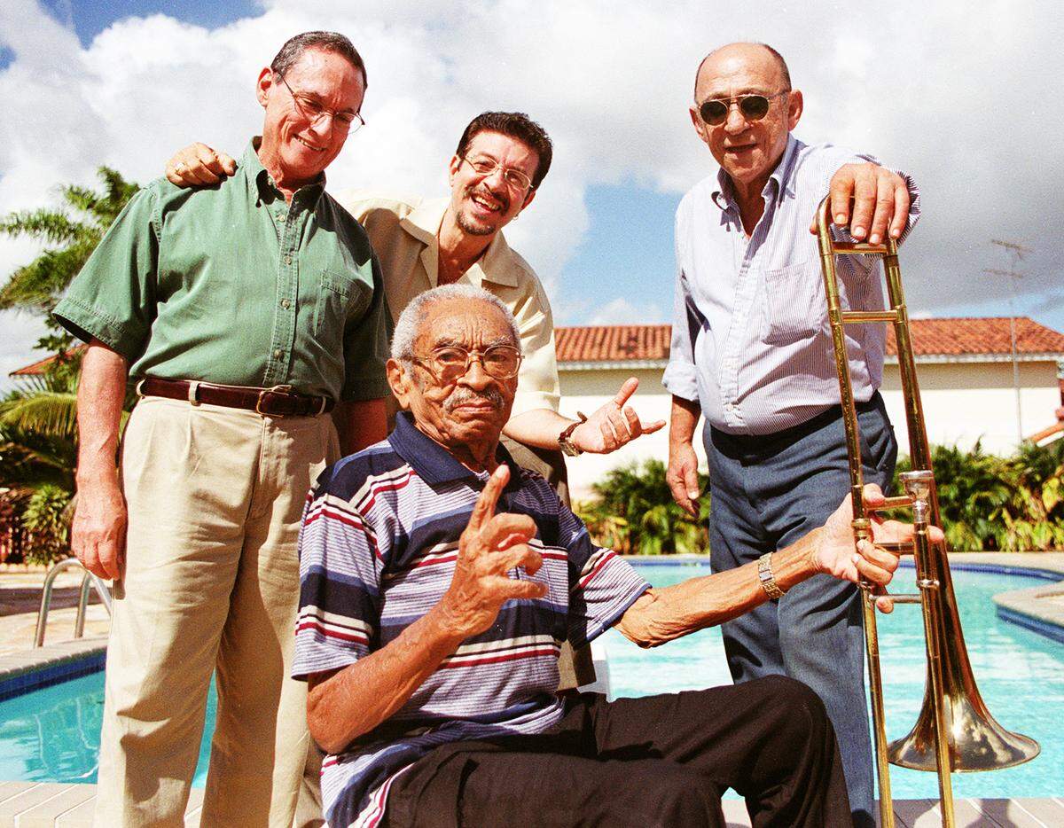 Juanito Márquez, Israel Kantor, Germán Piferrer y Generoso Jiménez (sentado) cuando integraron la orquesta Tropicana All Stars, que ofreció varios conciertos en el cabaret Tropigala en Miami.