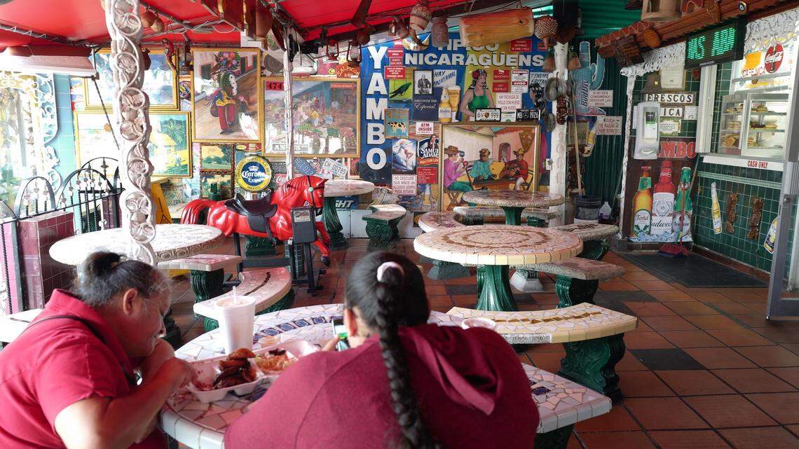 Interior del restaurante Yambo,  ubicado en 1643 SW 1 Street, en Miami. El lugar, especializado en comida nicaragüense, se fundó en 1983 y hoy está abierto las 24 horas.