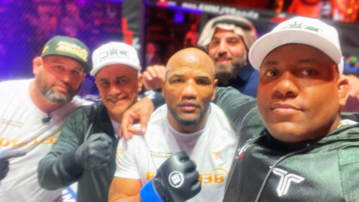 Michel Batista (1ro a la derecha) junto a Yoel Romero y todo el equipo de trabajo que forjó el triunfo del Soldado de Dios en Arabia Saudita.