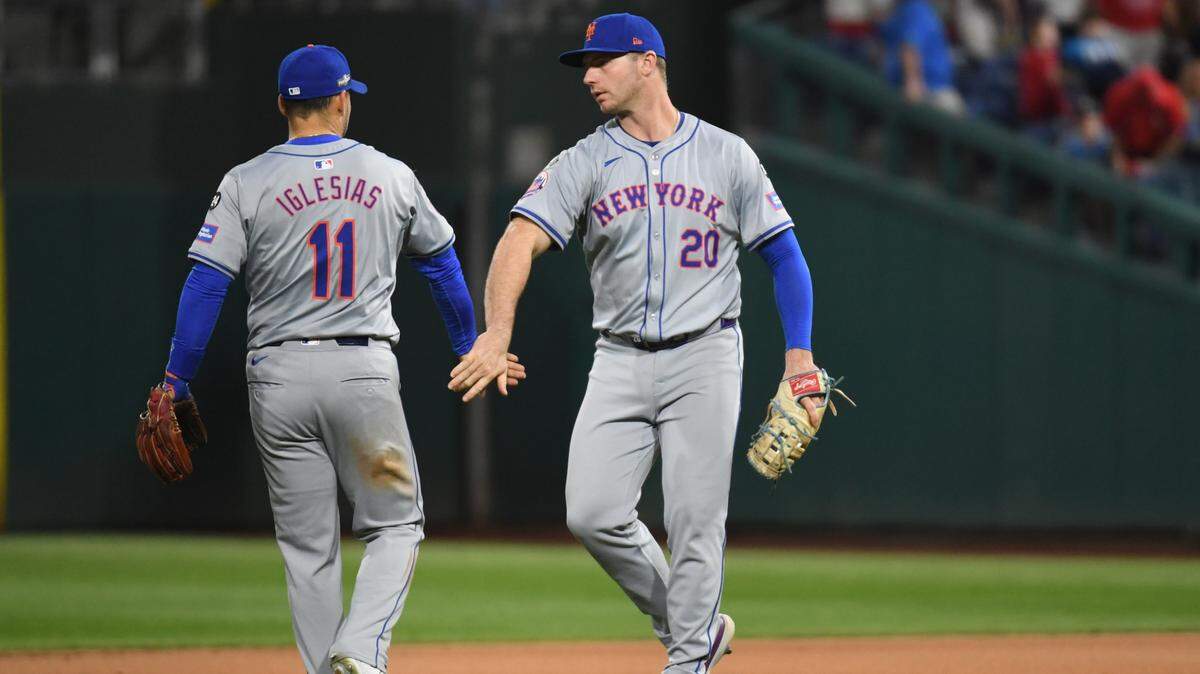 Los jugadores de los Mets Pete Alonso (20) y José Iglesias (11) celebran después de derrotar a los Filis en el primer juego de la Serie Divisional de la Liga Americana, celebrado el 5 de octubre de 2024 en Filadelfia.
