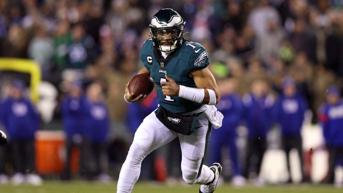 Jalen Hurts, quarterback de los Eagles de Philadelphia, firmó este lunes una extensión de contrato por cinco años a cambio de $255 millones que lo convierten en el jugador mejor pagado en la historia de la NFL.