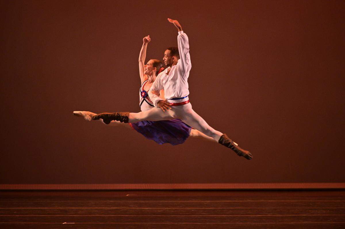 Natalie Álvarez y Ihosvany Rodríguez (Cuban Classical Ballet of Miami) en “Flames of Paris”.