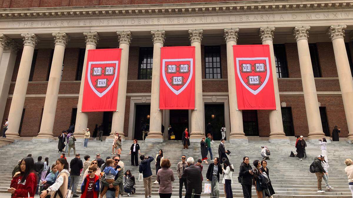 Un grupo de personas camina frente a la biblioteca de la Universidad de Harvard en Boston, Massachusetts, el lunes 26 de mayo de 2025.
