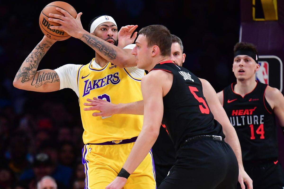 El centro de los Lakers Anthony Davis controla la pelota ante la defensa del Heat de Miami, en el partido celebrado el 3 de enero de 2024 en Los Angeles.