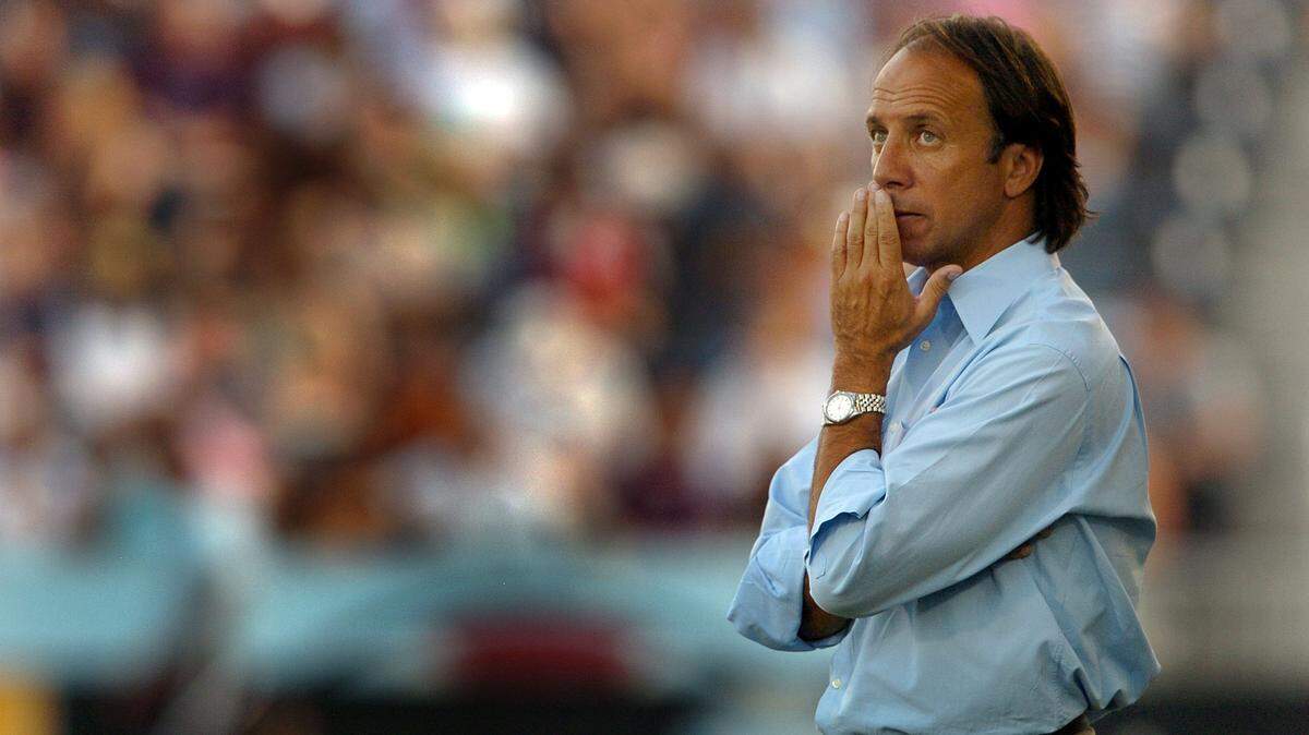 Fernando Clavijo durante un partido como entrenador de los Rapids de Colorado ante el Galaxy de Los Angeles, el 26 de agosto de 2007.