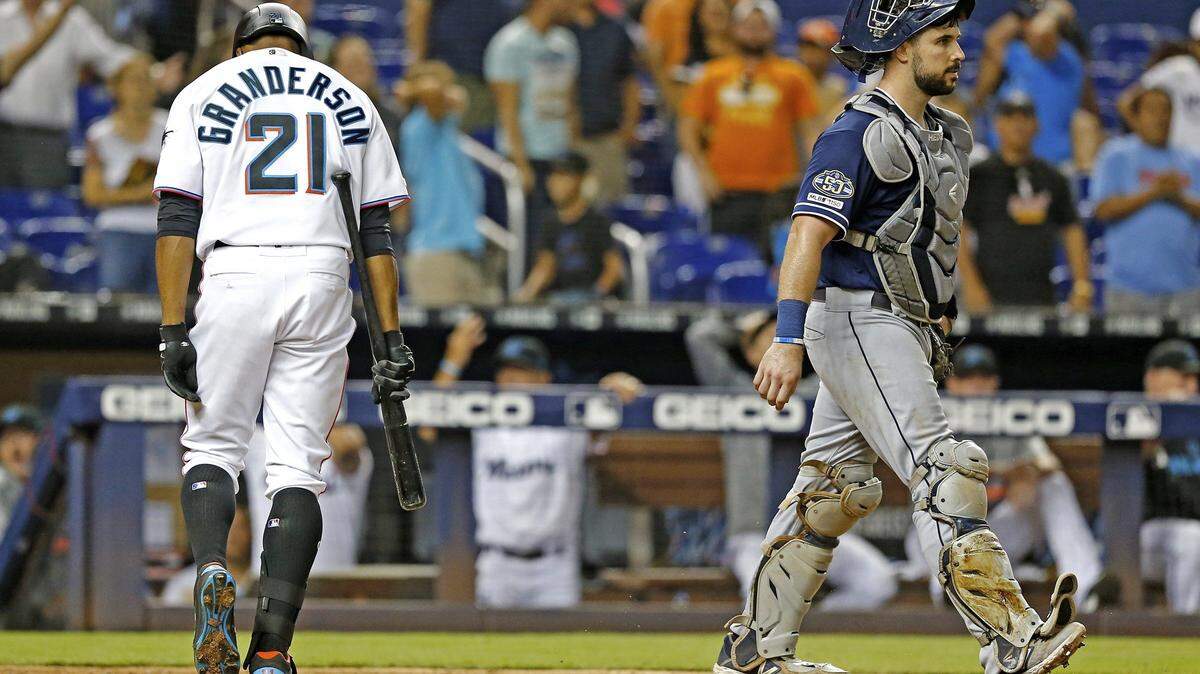 CURTIS GRANDERSON se retira molesto tras ser el out final del juego contra los Padres el 17 de julio del 2019.