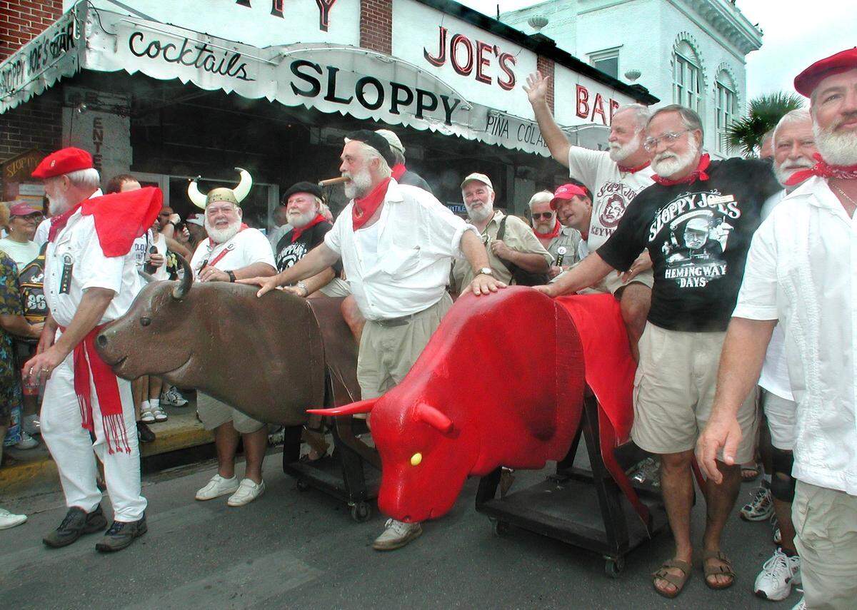Hombres vestidos imitando a Ernest Hemingway desfilan por la calle Duval durante la versión de Cayo Hueso de la “Corrida de Toros” en el Festival del Día de Hemingway de 2001.