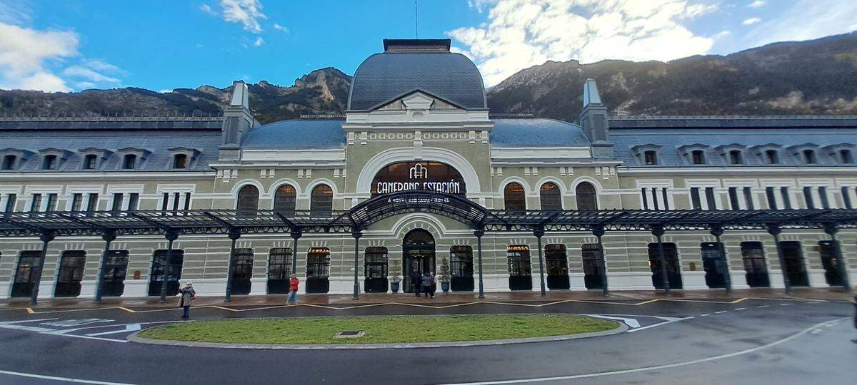 Tras una remodelación por el gobierno de Aragón fue inaugurado el alojamiento exclusivo de 5 estrellas “Canfranc Estación, a Royal Hideaway Hotel”.