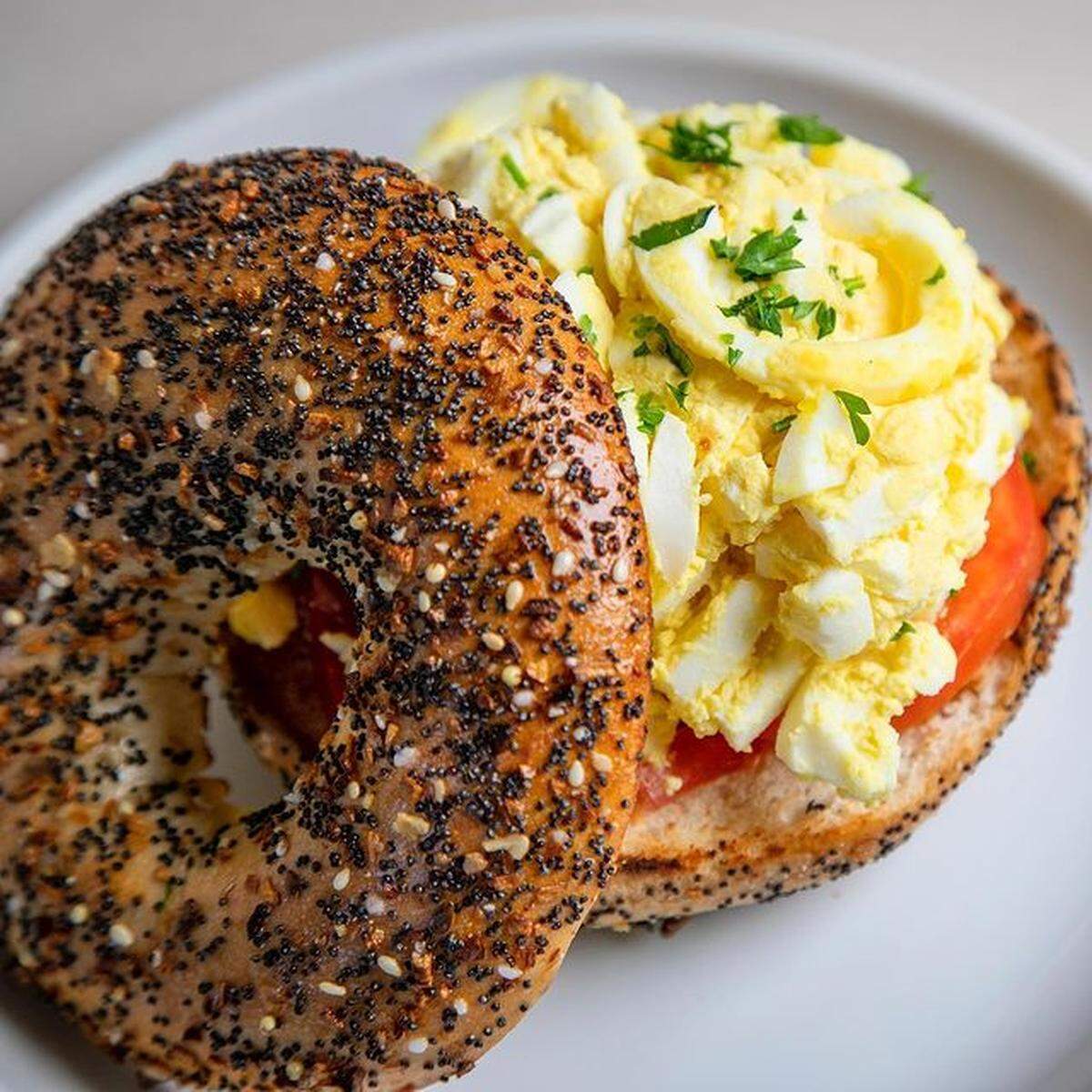 Los hermanos Islam y Khaled Mohammed conforman el equipo detrás de Toasted Bagelry & Deli, ahora con varias localidades en el sur de Florida.