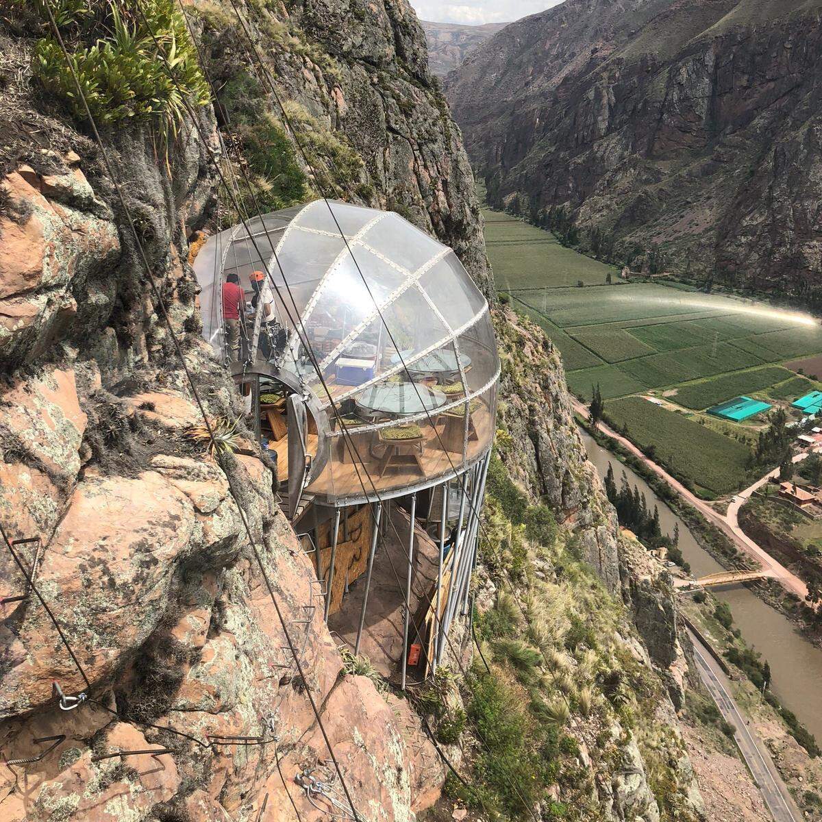 La vista desde una de las habitaciones colgantes del Skylodge Adventure Suites, en Urubamba, Perú no puede ser más impresionante .